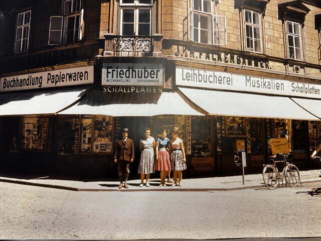 Seit 88 Jahren prägt der ikonische Buchladen Friedhuber das Bild der Welser Innenstadt. Damit ist jetzt Schluss, denn Inhaber Cordelio Malawasi tritt seine Pension an. | Foto: MeinBezirk/Braun
