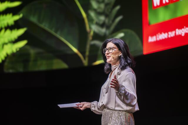 MeinBezirk Chefredakteurin Karin Zeiler führte durch die große Start-up Show "120 Sekunden – der Ideendschungel ruf!". | Foto: Daniela Matejschek