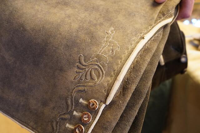 Früher sowie heute steht Leder Schaller für handgemachte Qualität. Stickereien wie diese müssen auch per Hand gemacht werden, eine Maschine kann so feine Arbeiten nicht gleich gut erledigen. | Foto: Nicole Hettegger