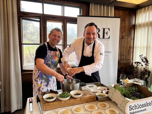Kabarettist Martin Kosch mit Sternekoch Markus Rath bei der Zubereitung von Beef Tartare.