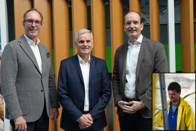 Friedrich Schönfelder (Bildmitte + unten rechts) feiert sein 45-jähriges Firmenjubiläum: Timo Springer (li.) und Gero Springer gratulierten von Herzen. | Foto: Springer Maschinenfabrik