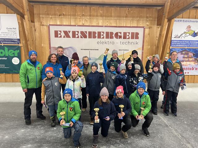 Abschluss der Schüler- und Jugendmeisterschaften 2025 mit der U-12 Klasse vorne  2. Lorenz Volstuben, 1. Magdalena Beihammer, 3. Lisa Hölzl, 3. Vincent Hofer, mit allen Platzierten, Betreuerinnen und Betreuern sowie den Offiziellen