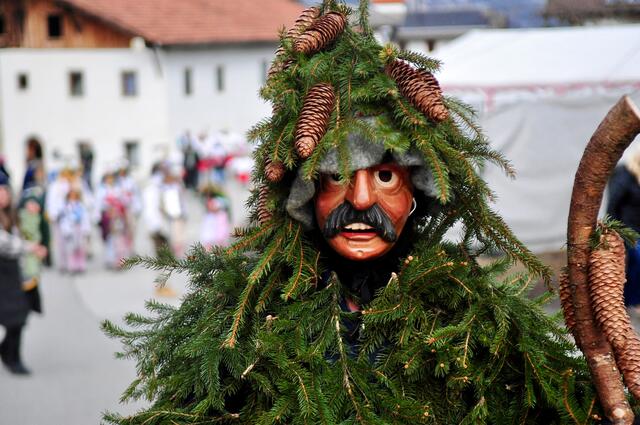 Wer diesen Herrn auf dem Weg in die Kemater Alm begegnet, muss sich nicht schrecken: Die Grinziger Waldmänner haben stets gute Laune! | Foto: Hassl