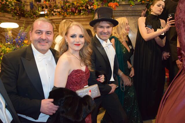 Leo (li) und Jacqueline Lugner mit ihrem Stargast Alec Monopoly.  | Foto: Patricia Hillinger/MeinBezirk