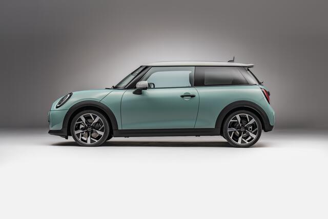 Mit den neuen Trim-Varianten Essential, Classic, Favoured und JCW stehen beim Mini Cooper zahlreiche Möglichkeiten zur individuellen Gestaltung zur Verfügung. | Foto: Mini