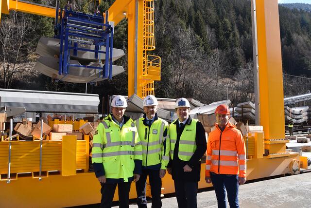 LR René Zumtobel (2.v.r.), BBT SE-Vorstand Martin Gradnitzer (2.v.l.), der Vorstand der ÖBB Rail Cargo Group, Christoph Grasl (r.) und Jürgen Raschendorfer (COO PORR)  | Foto: Kainz