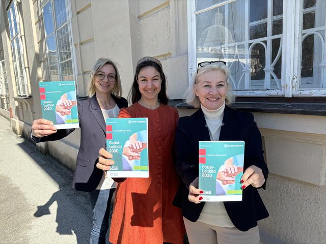 Stellten das Sozialleitbild vor: Barbara Mair, Leiterin der Sozialplanung, Projektleiterin Isabel Bojanovsky und Stadträtin Andrea Brandner.  | Foto: Lisa Gold