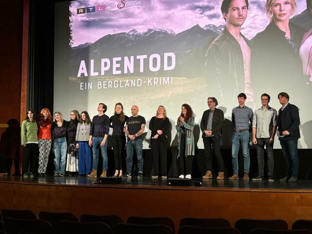 Ein Teil der Schauspielerinnen und Schauspieler war am Donnerstag im Stadtkino anwesend.  | Foto: Fabienne Gruber