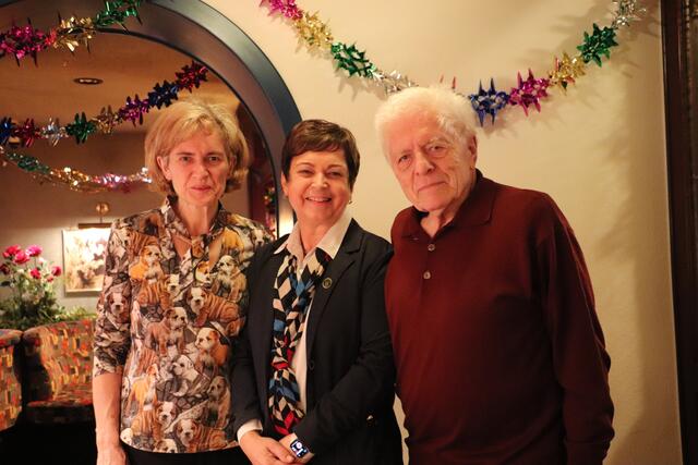 Dobl-Zwarings Bgm. Waltraud Walch (Bildmitte) mit dem Gründer des Schiwago Robert Fuchs und seiner Tochter Birgit. | Foto: Edith Ertl