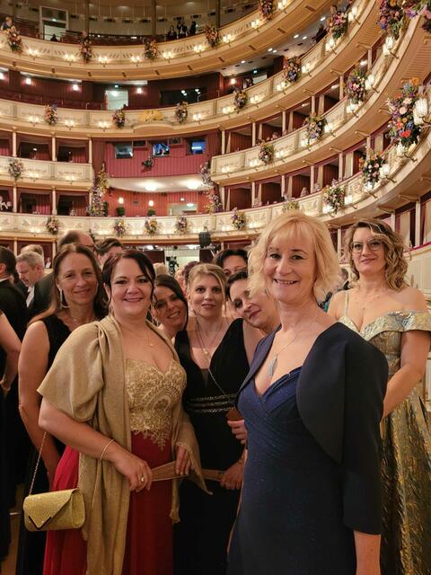 Die Höfleiner Gruppe im feudalen Saal. | Foto: privat