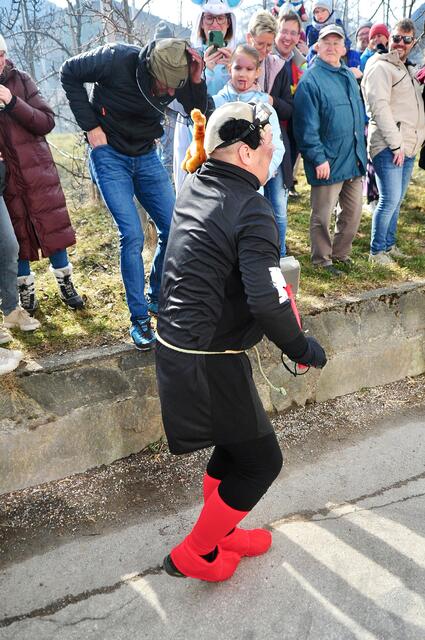Wie im Kino: Meister Gargamel ist bei der Wahl seiner Opfer weder wählerisch noch zimperlich ... | Foto: Hassl