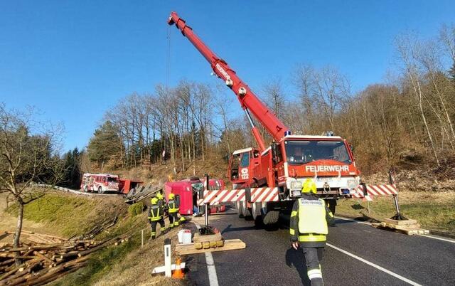  Während der Bergungsarbeiten musste die Bundesstraße kurzfristig vollständig gesperrt werden. | Foto: DOKU-NÖ