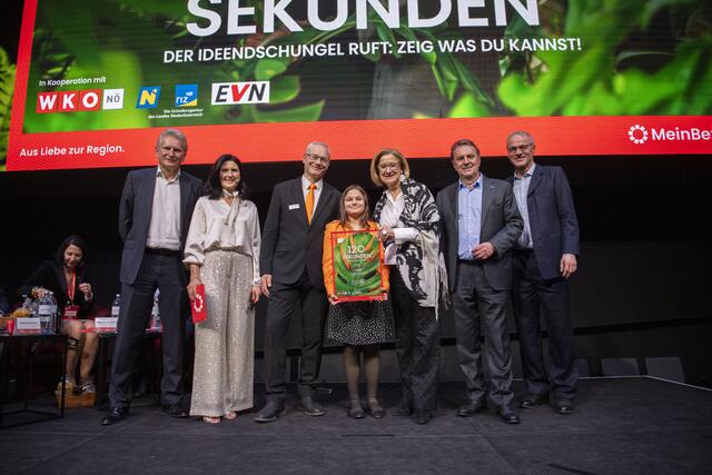 Platz 1 für AmokTS: RegionalMedien Niederösterreich Geschäftsführer Gerhard Riedler, MeinBezirk Chefredakteurin Karin Zeiler, Wolfgang und Fabienne Bauer, Landeshauptfrau Johanna Mikl-Leitner, WKNÖ-Präsident Wolfgang Bauer und Stefan Zach von der EVN. | Foto: Daniela Matejschek