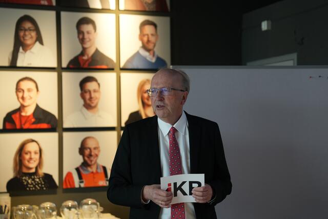 Das Friedenslicht soll auch daran erinnern, dass in dunklen Zeiten das Licht der Menschlichkeit nicht erlischt", betont IBK-Vorstandsvorsitzender Helmuth Müller. | Foto: MeinBezirk Tirol