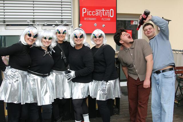 Gelandet in Schwaz: Die 5 Aliens waren vom bunten Treiben in der Silberstadt begeistert. Das waren auch Barkeeper Tobias und Mattheo vom "Restaurant Piccantino". | Foto: Foto: Walpoth