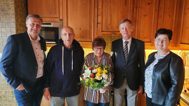 Bürgermeister Felix Medwenitsch, die Jubilare Wilhelm und Edda Hacker mit Bezirkshauptmann Peter Suchanek und Vizebürgermeisterin Karoline Gumpinger. | Foto: Gemeinde Hof