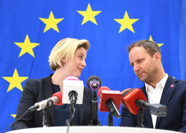 Meinl-Reisinger übernahm 2018 die Parteispitze vom damals scheidenden Matthias Strolz. | Foto:  HELMUT FOHRINGER / APA / picturedesk.com