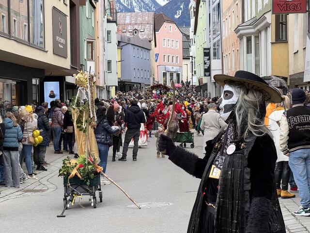 Der dreistündige Umzug durch die Kramergasse war dicht gesäumt.