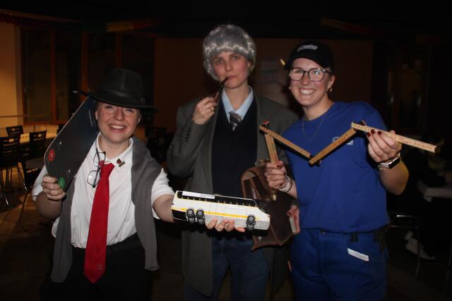 Höchst originell: Fröhliches „Töchtertrio“ parodierte ihre bekannten Kemater Väter Franz Sailer, Rudl Häusler und Hermann Seelos (v.l.n.r.) | Foto: Manfred Jordan