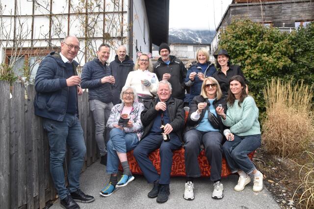 Beste Stimmung und beste Sicht mit einem Schnapserl auf den Fasnachtsumzug.