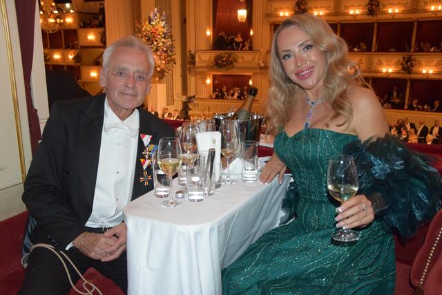 Christian und Ekaterina Mucha genossen den 67. Opernball in ihrer Loge.  | Foto: Patricia Hillinger/MeinBezirk