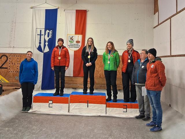 Vl.: Bezirksschriftführerin, Michaela Straßer; Rang 2: Christl Krimbacher, Bezirksmeisterin, Natalie Aberger, Rang 3: Barbara Hofer und Marianne Luxner, mit den Gratulanten, Andi Aberger und Roland Hanser. | Foto: Lea Kogler und Andi Aberger