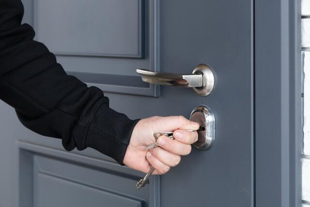 Der Einbruch gelang den Tätern, indem sie einen im Freien verwahrten Zweitschlüssel fanden. (Symbolfoto) | Foto: stock.adobe.com/at/Alexey 