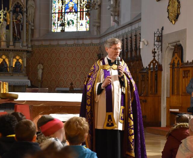 Pfarrer Clemens Abrahamovicz beginnt die Fastenzeit am Aschermittwoch mit den Kindern. | Foto: Preineder