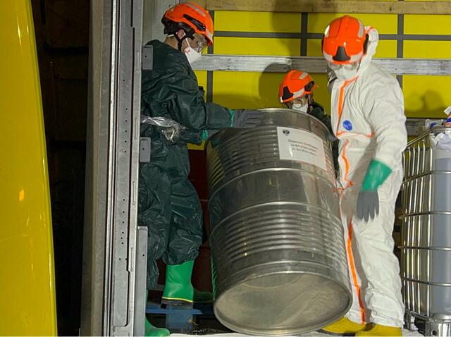 Das beschädigte Fass wurde sicher in ein Metallbehältnis umgelagert, um eine weitere Ausbreitung des Schadstoffs zu verhindern. | Foto: DOKU NÖ