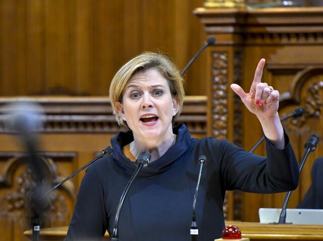 Meinl-Reisinger bei einer Landtagssitzung 2017 im Wiener Rathaus. | Foto: HERBERT NEUBAUER / APA / picturedesk.com