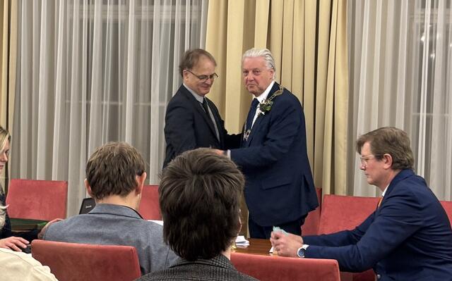 Peter Loy übergab den Vorsitz an Bürgermeister Alfred Babinsky. | Foto: Alexandra Goll