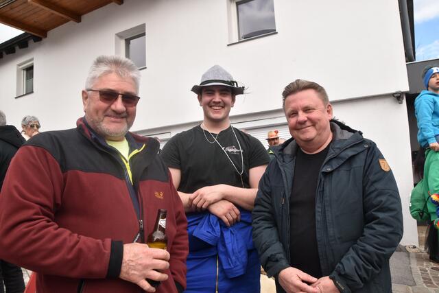 Josef, Andre`und Bürgermeister Josef Karbon genossen das bunte Treiben auf den Straßen.