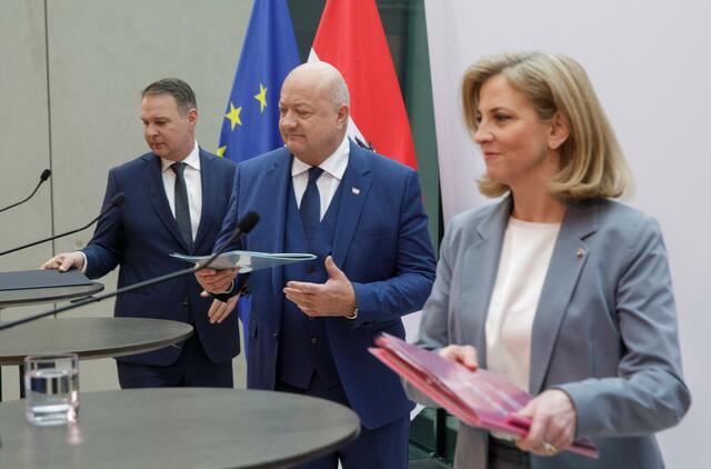 Die drei Parteivorsitzenden Andreas Babler (SPÖ), Christian Stocker (ÖVP) und Beate Meinl-Reisinger (NEOS) haben sich auf eine Regierungszusammenarbeit geeinigt.  | Foto: ALEX HALADA / AFP / picturedesk.com