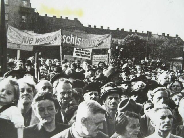 Das Bild zeigt eine Friedenskundgebung im Herderpark im Jahr 1945. | Foto: Bezirksmuseum Simmering