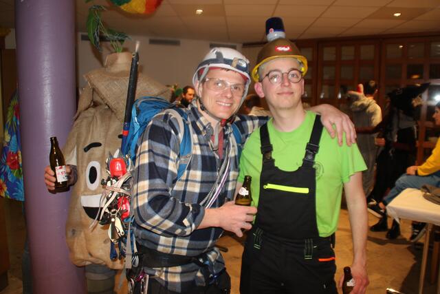 Ein kundiger Bergführer begleitete Kemater Hiat-Obmann David Gritsch bis zum Gipfel des närrischen Treibens. | Foto: Manfred Jordan