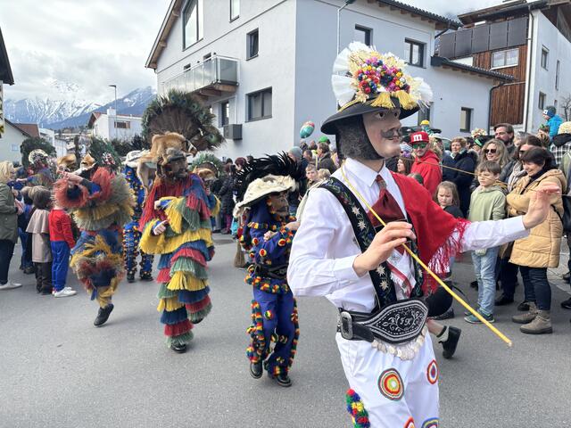 Der „Unsinnige Donnerstag" wurde ausgelassen zelebriert. Die traditionellen Fasnachtsfiguren zogen alle Blicke auf sich. | Foto: Kendlbacher