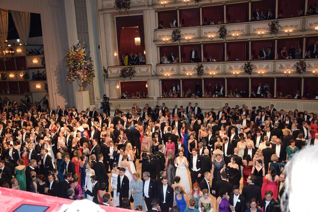 Von der Loge hatte man einen guten Ausblick auch die Mitternachts-Quadrille.  | Foto: Patricia Hillinger/MeinBezirk