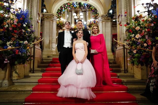 Staatsoperndirektor Bogdan Roscic mit seiner Familie. | Foto:  EVA MANHART / APA / picturedesk.com