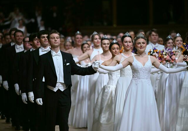 Die Debütantinnen und Debütanten am Wiener Opernball. | Foto:  ROLAND SCHLAGER / APA / picturedesk.com