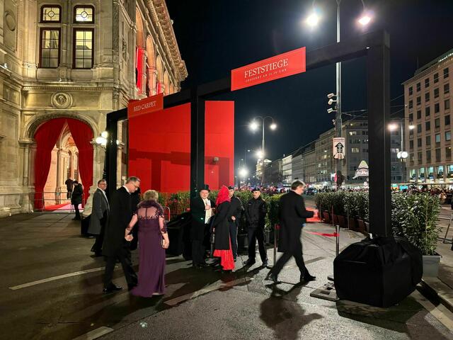 Die ersten Gäste sind bereits am Weg zur Feststiege | Foto: Patricia Hillinger/MeinBezirk