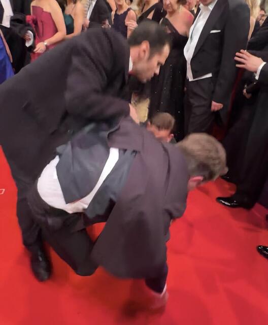 Beide werden anschließend von einer Sicherheitsperson voneinander getrennt. | Foto: zVg