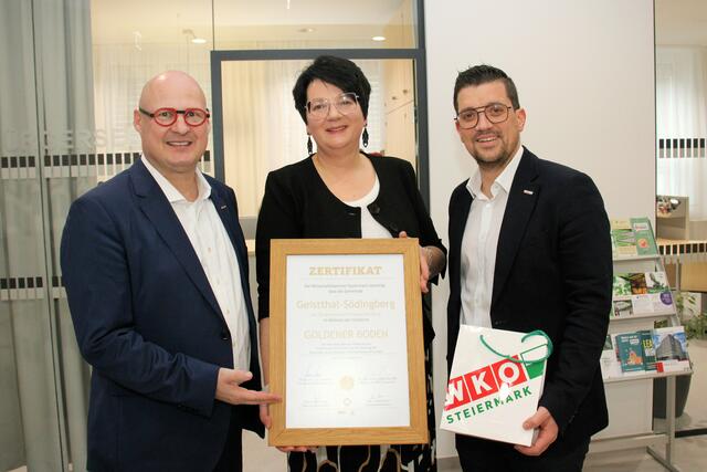 Peter Sükar (l.) und Lukas Kalcher überreichten Klaudia Stroißnig das Zertifikat. | Foto: Cescutti