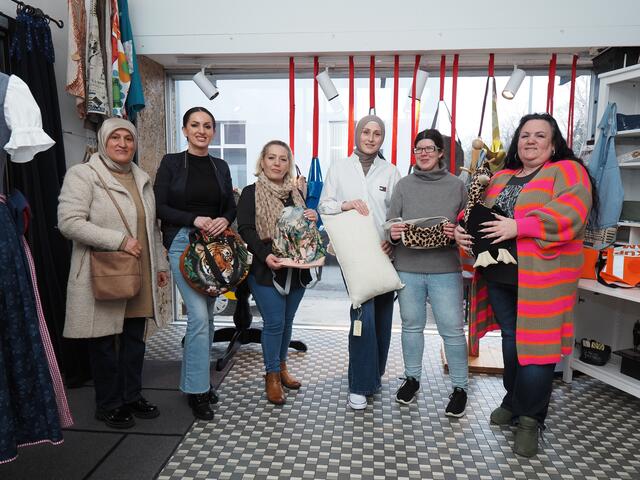 Dayi Gülender, Osmanay Lumturije, Palina Tunprenkaj, Zineta Bajrami, Karin Böck und Petra Hofmann mit NESIB-Produkten. | Foto: Santrucek