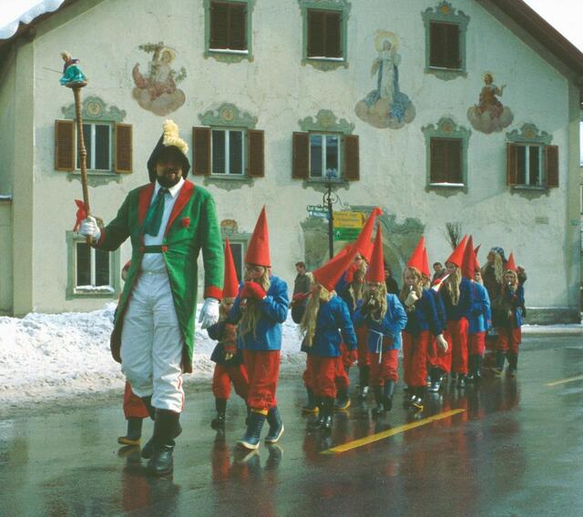 Fasnacht 1983 in Nasserreith vor dem Agerer Haus mit historischen Wandmalereien. Markus Köhle mit Fasnacht-Zwergln (in der Mitte mit weißen Handschuhen) | Foto: Foto: Köhle