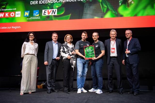 Platz 3 für "Clubsport": MeinBezirk Chefredakteurin Karin Zeiler, WKNÖ-Präsident Wolfgang Ecker, Landeshauptfrau Johanna Mikl-Leitner, Andreas Bauer und Manuel Skoumal, RegionalMedien Niederösterreich Geschäftsführer Gerhard Riedler und Stefan Zach von der EVN. | Foto: Daniela Matejschek