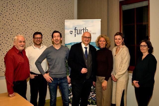 Die Vorstandsmitglieder des Gemeinderats von Furth bei Göttweig:
v.l.n.r.: GR Karl Bruckner (SP), GR Thomas Schmölz, GR Erwin Pasrucker, Bürgermeister Wolfgang Übl, Vizebürgermeisterin Elisabeth Köck, GR Marlies Hanke (alle Wir für Furth – Liste VP) und GR Michaela Mayer (Grüne)
 | Foto: Josef Jamöck