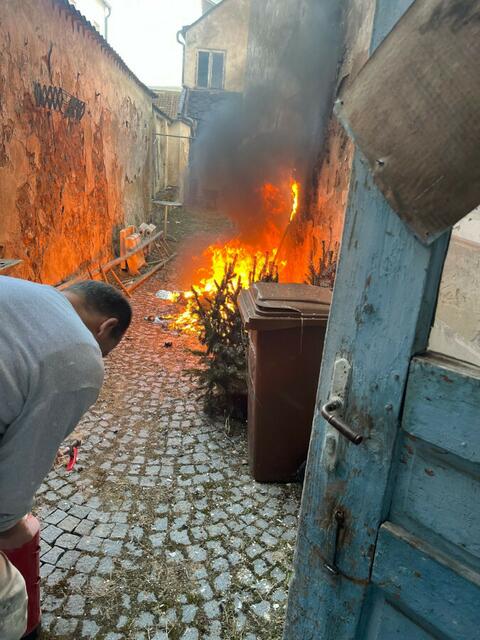 Bei Restmülltonnen entstand aus bislang unbekannter Ursache ein Feuer. | Foto: FF Waidhofen/Thaya