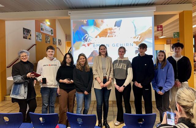 Foto von links nach rechts: Direktorin Martina Dorfinger, Binder Lorenz, Kerstin Hiemetsberger, Bianca Traxler (Gesunde Schule Beauftragte HAK Zwettl),  Katharina Janousek (Psychologin), Viktoria Pokorny, Noah Kienmeyer, Carina Schierhuber, Constantin Traxler  | Foto: HAK Zwettl