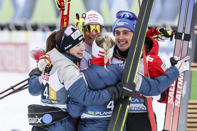 Jubel beim österreichischen Mixed-Team über WM-Bronze in der Nordischen Kombination: Lisa Hirner, Johannes Lamparter, Stefan Rettenegger and Annalena Slamik (AUT). | Foto: GEPA pictures