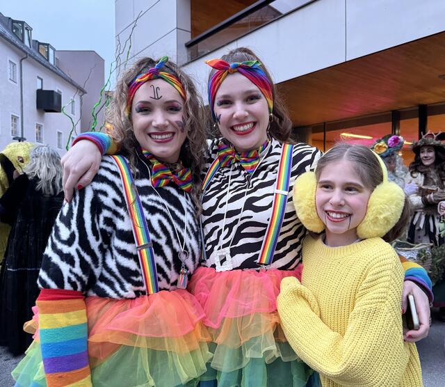  Hannah Schöpf und Naemi Mayr samt Team strahlen nach der erfolgreichen 11. Auflage der Weiberfasnacht.